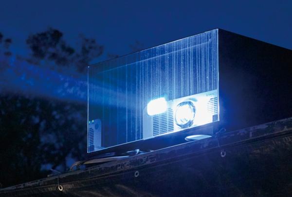 写真：石垣に鳳凰の姿を投影する1台のPT-RZ120JLW。非常に明るい様子。