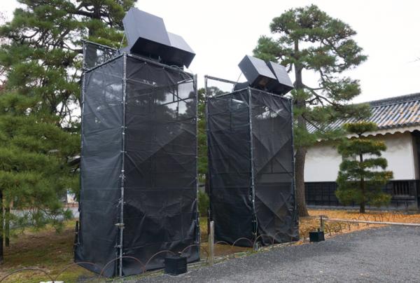 写真：小径を映し出すPT-DZ780JB4台の様子。PT-DZ780JBの下にはそれぞれ暗幕に覆われた足場が組まれている