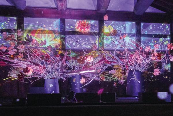 写真：プロジェクションマッピングの映像がフィナーレを迎え、鳳凰が本物の花に変化する様子。映像と生花が見事に融合している。