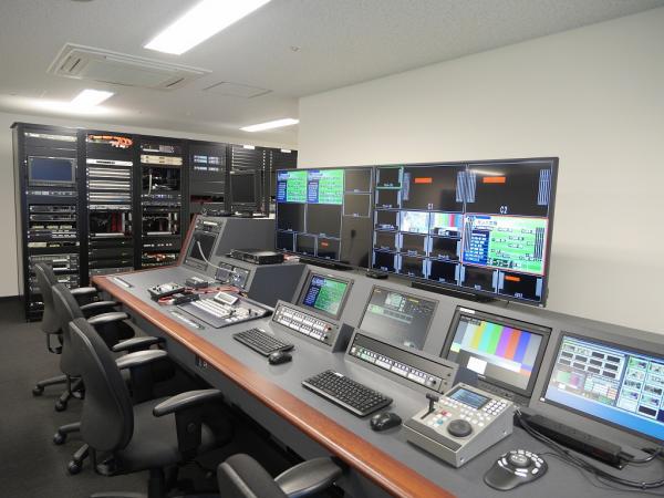 写真：調整室内映像送出機器架