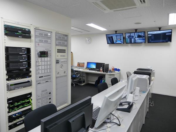 写真：防災センター内、ITV架・非常放送架天吊型モニター
