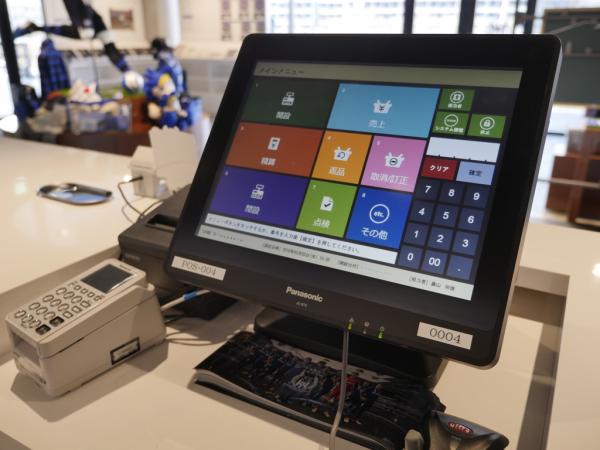 写真：POSターミナルはタッチパネル対応