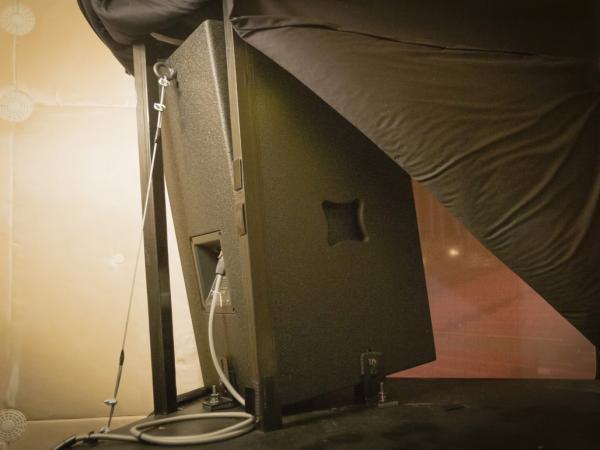 写真：他のスピーカー同様、プロセニアムサイドスピーカーも正確な位置調整（高さ、向き）を施している