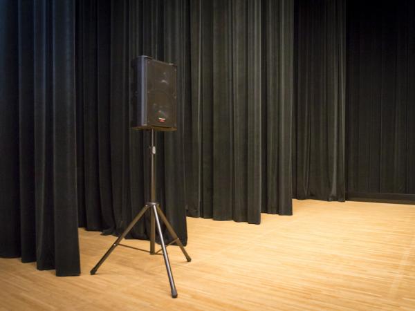 写真：可動式のステージスピーカーは30cm 2ウェイのWS-AR200-Kを4台導入