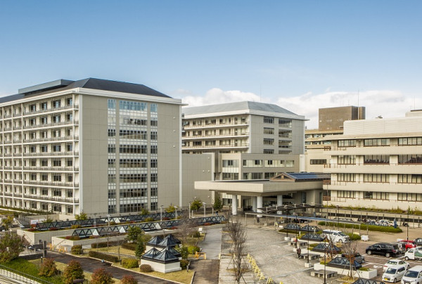 写真：京都大学医学部附属病院外観