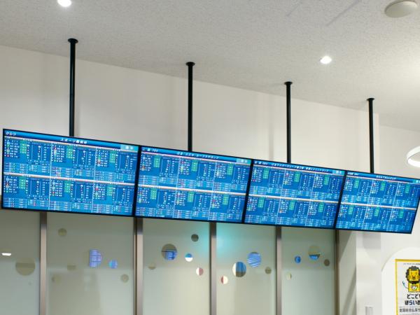 写真：入場口の左右2カ所に4台ずつ配置されたTH-55LFE8J。8場分のオッズ情報や成績を表示