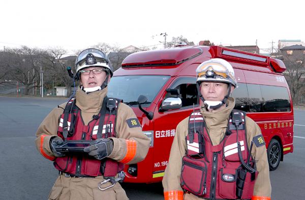 写真：（左）警防課 指令係 係長 消防司令補 髙根 義仁 様 （右）警防課 指令係 係長 消防司令 駒木根 行雄 様
