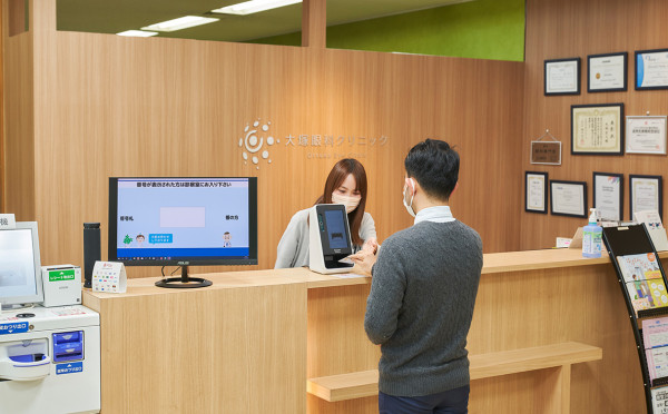 事例：大塚眼科クリニック様 顔認証付きカードリーダー