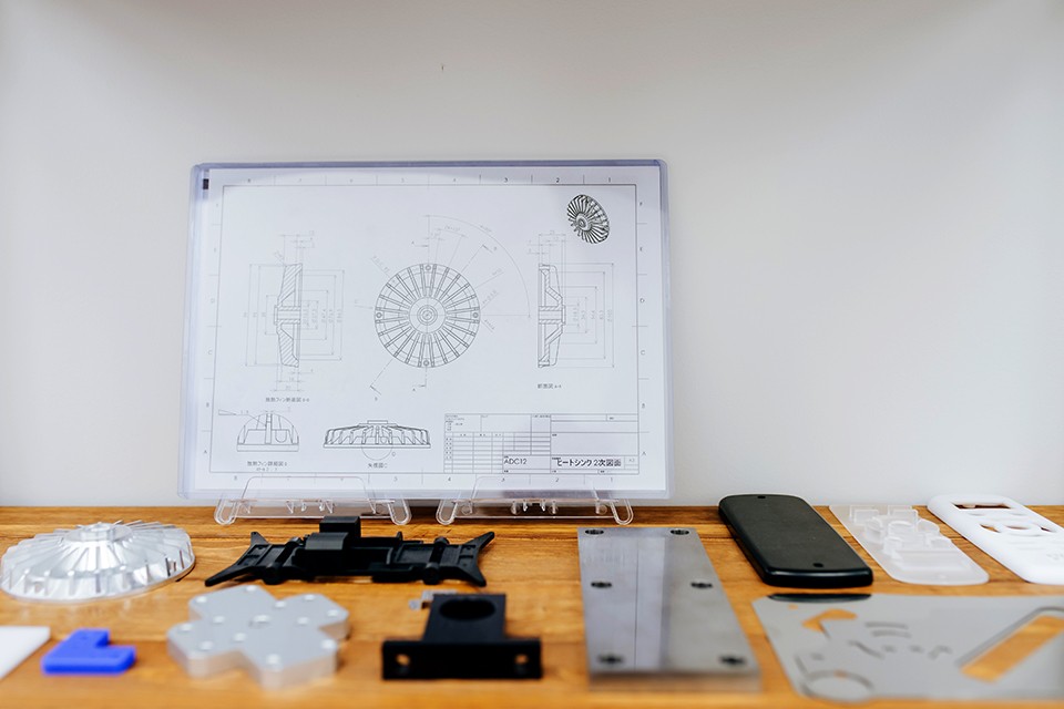 部品調達で必須とされてきた2D図面と、ミスミの調達プラットフォーム｢meviy｣の3DCADデータだけで手配できる様々な形状の部品