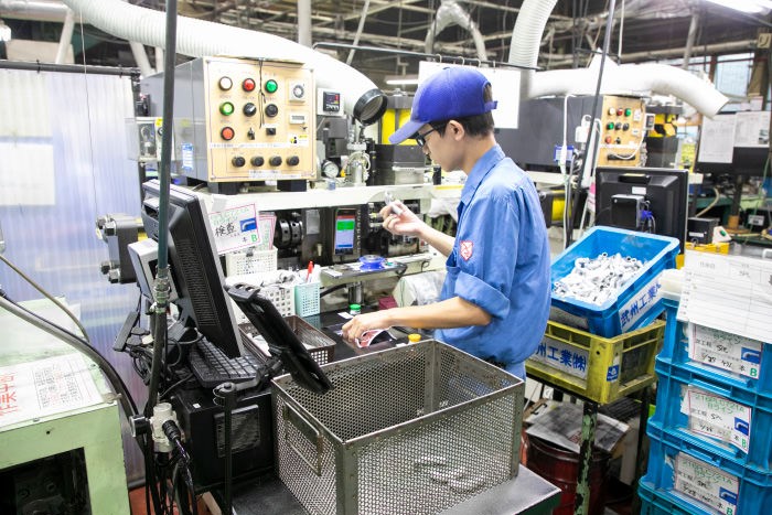 セル生産を行う工員