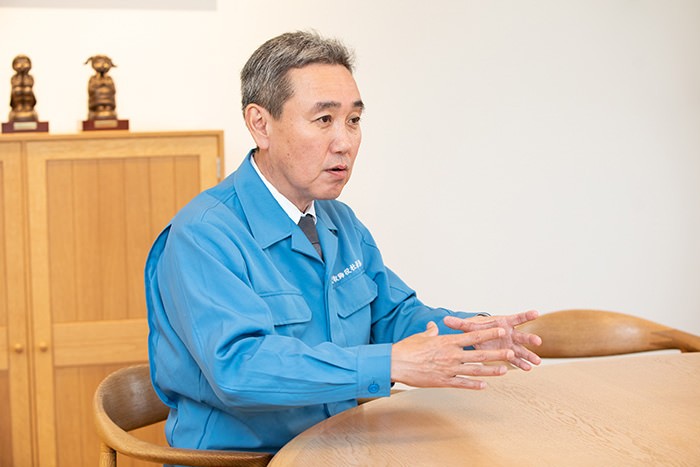 インタビューに答える島社長