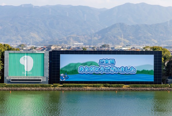 写真：横37.0m×縦10.5mの大型映像表示装置