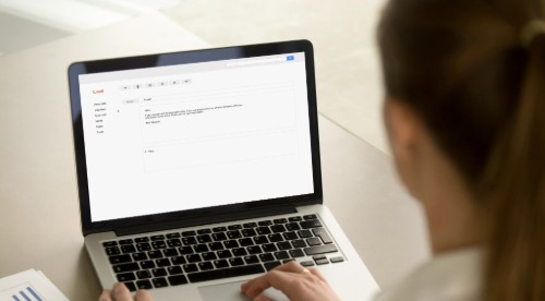 サポートデスクでのメールやオンライン対応が可能です