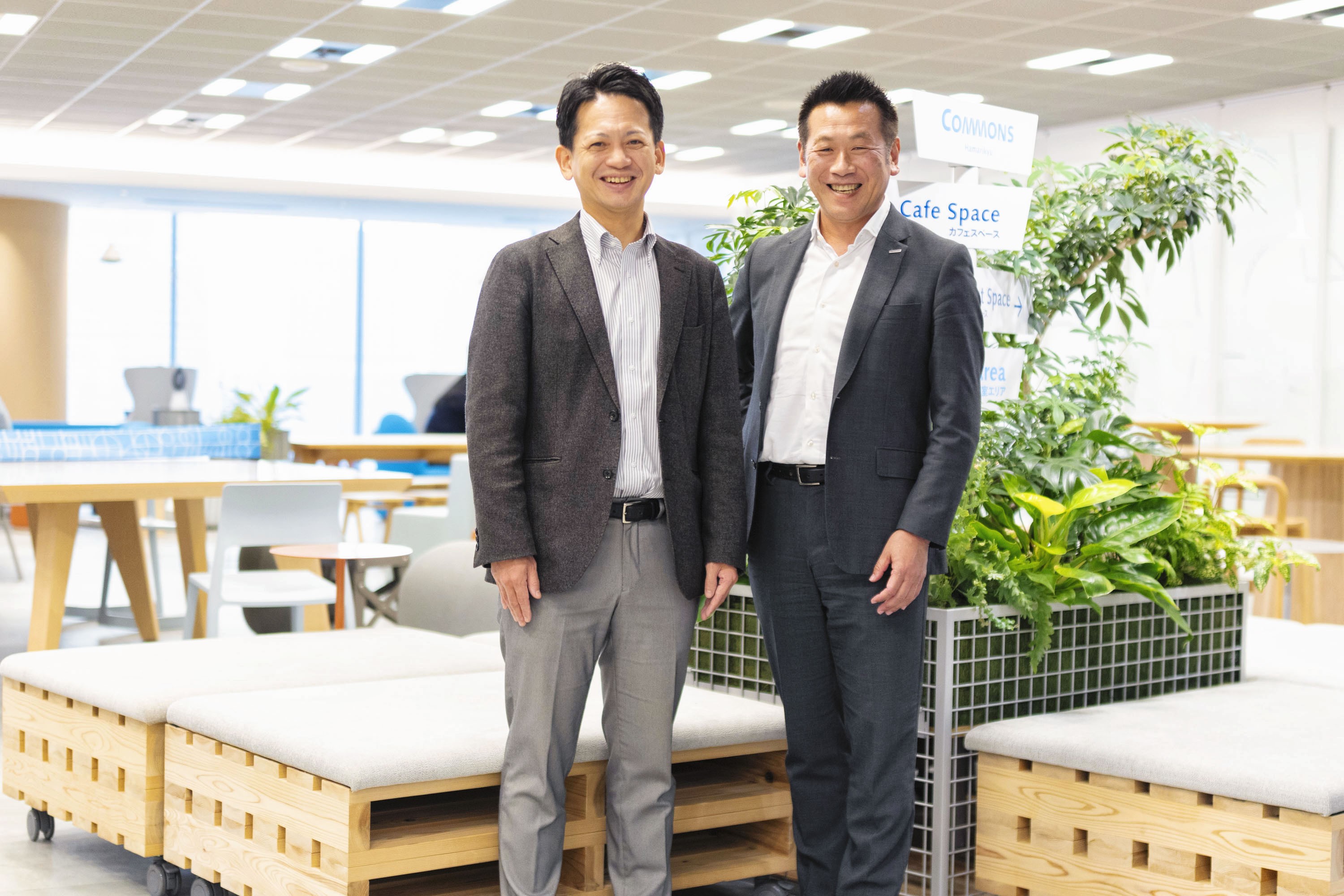 記事のトップ画像。記事に登場する山名 義範と小笠原 隆志をパナソニック コネクトのオフィスで撮影。