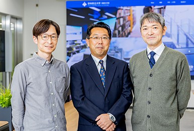 吉岡 博貴　教授（写真中央）伊藤 正英　准教授（写真左）河中 治樹　准教授（写真右）　※所属は納入時のものです。