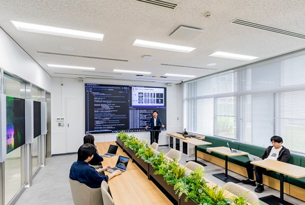 天井に設置されたシーリングマイクで、教員はもちろん、学生同士の対話もクリアに収音。