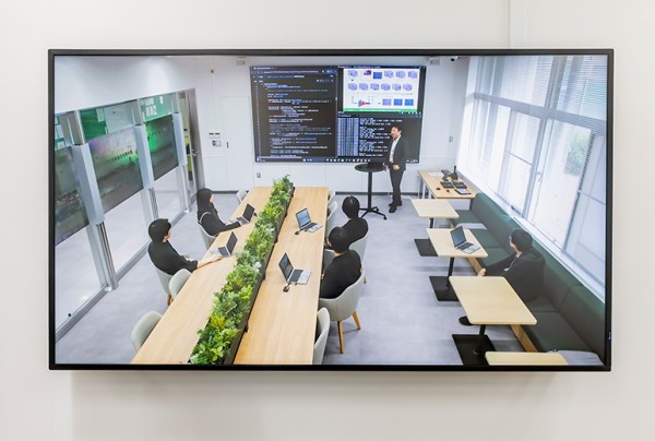 リモートカメラ映像は、オンライン先の他、演習室内のディスプレイにも表示可能。