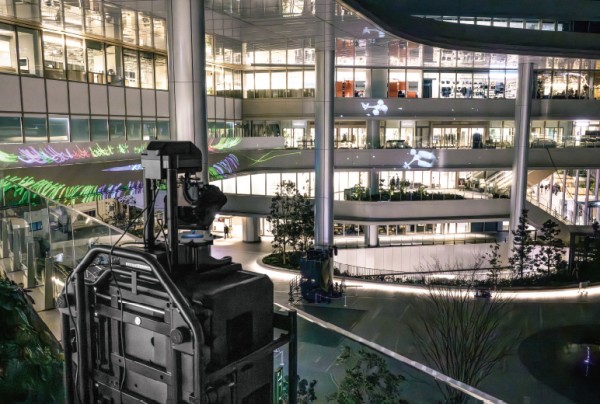 ムービングミラーを用いてメイン画面の外側の壁や天井、地面にも映像を投写。