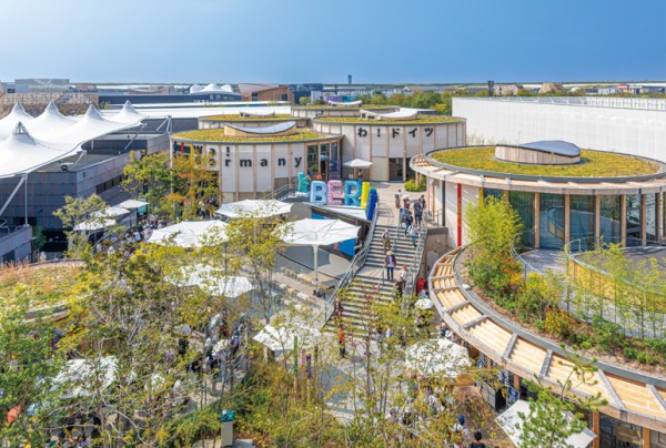 テーマ展示エリアとレストランエリアという2つの建物がアンサンブル（調和）した構成。7つのサークル状の木造建築が設置され、筒形のユニットがそれぞれに接合する形でレイアウトされている。