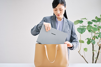 大画面液晶なのに軽量薄型だから持ち運びもしやすい