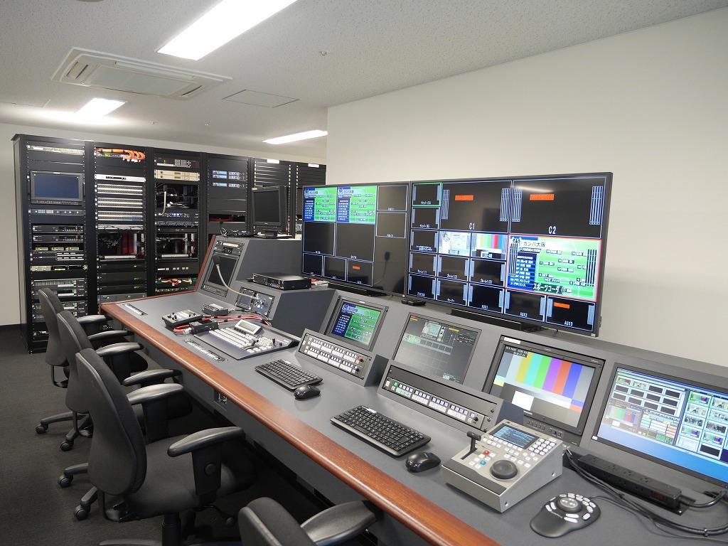 写真：調整室内映像送出機器架