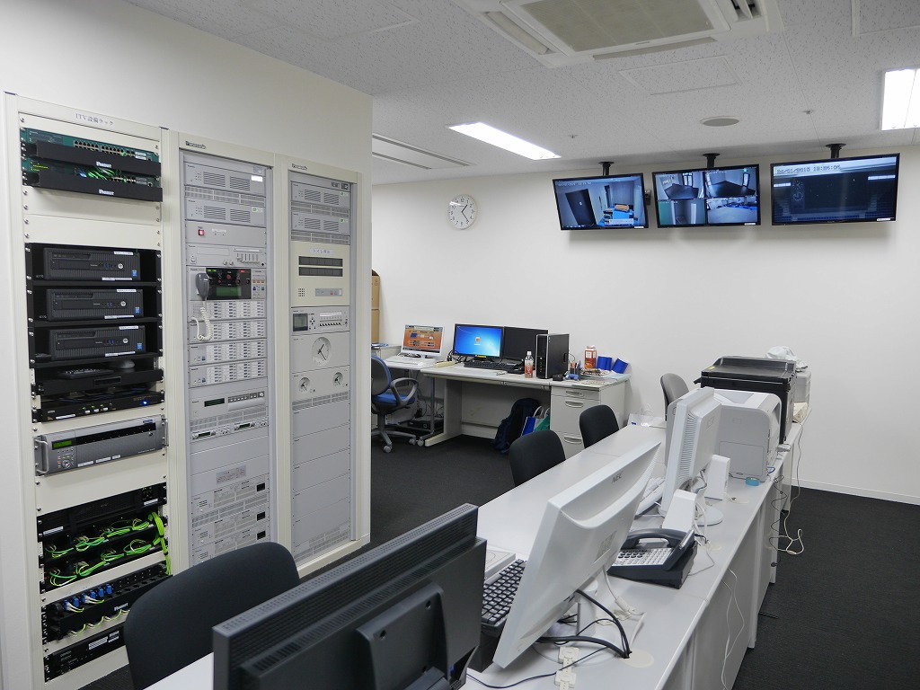写真：防災センター内、ITV架・非常放送架天吊型モニター