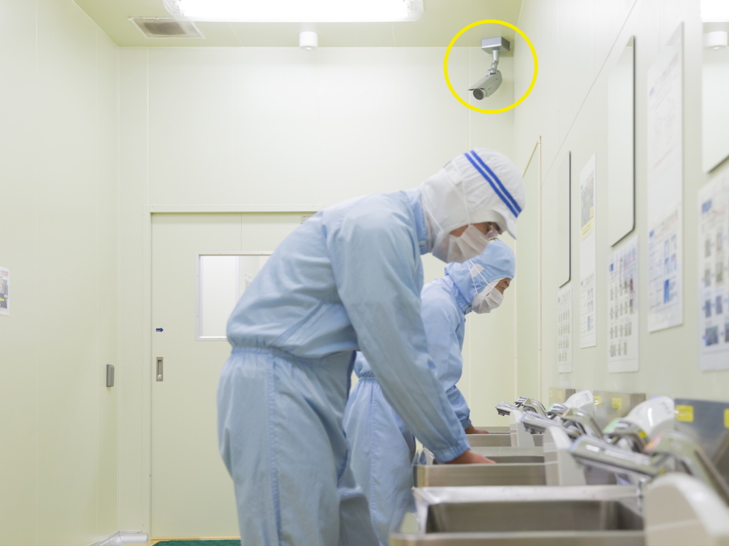写真：工場内に立ち入る際の手洗い、消毒をおこなうサニタリー室