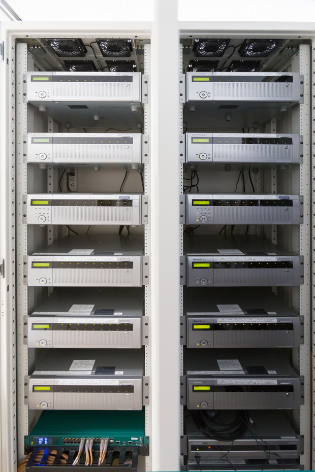 写真：事務所に設置された全12台のネットワークディスクレコーダー。全400TB（テラバイト）の大容量で2年分の全映像記録している