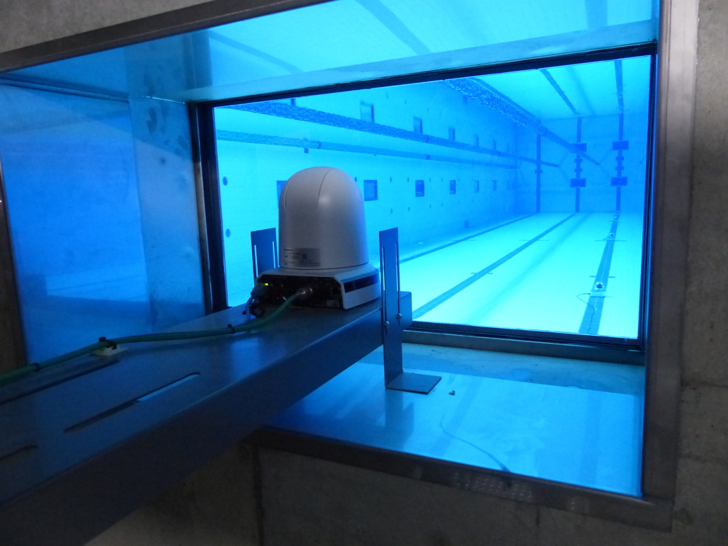 写真：水中壁面に設置されたカメラ