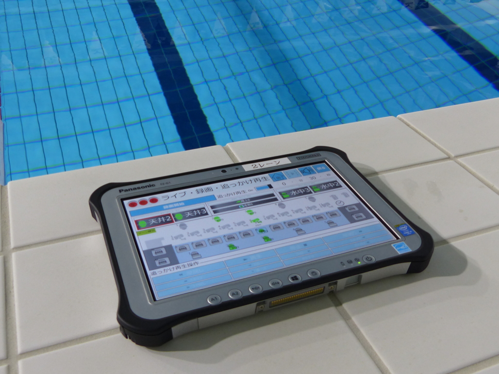 写真：プールサイドでカメラを制御するためのTOUGHPAD