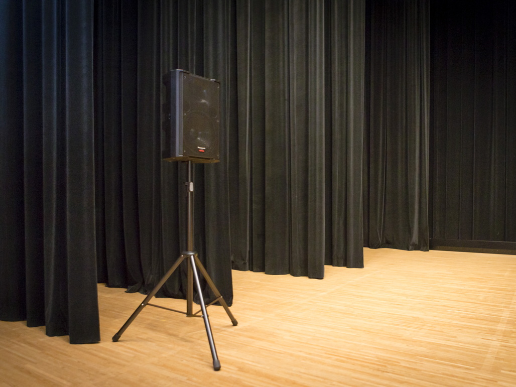 写真：可動式のステージスピーカーは30cm 2ウェイのWS-AR200-Kを4台導入