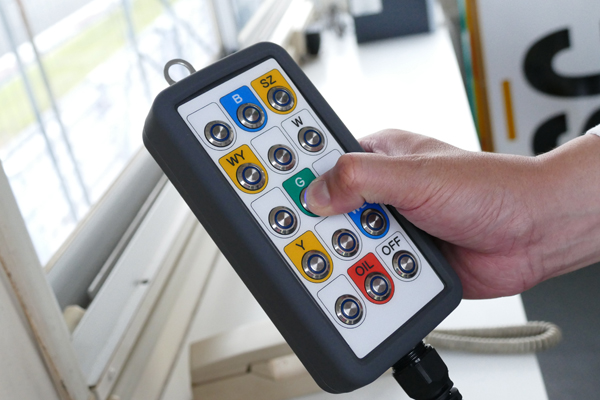 写真：ポストに設置されたLEDパネル型信号機のコントローラー