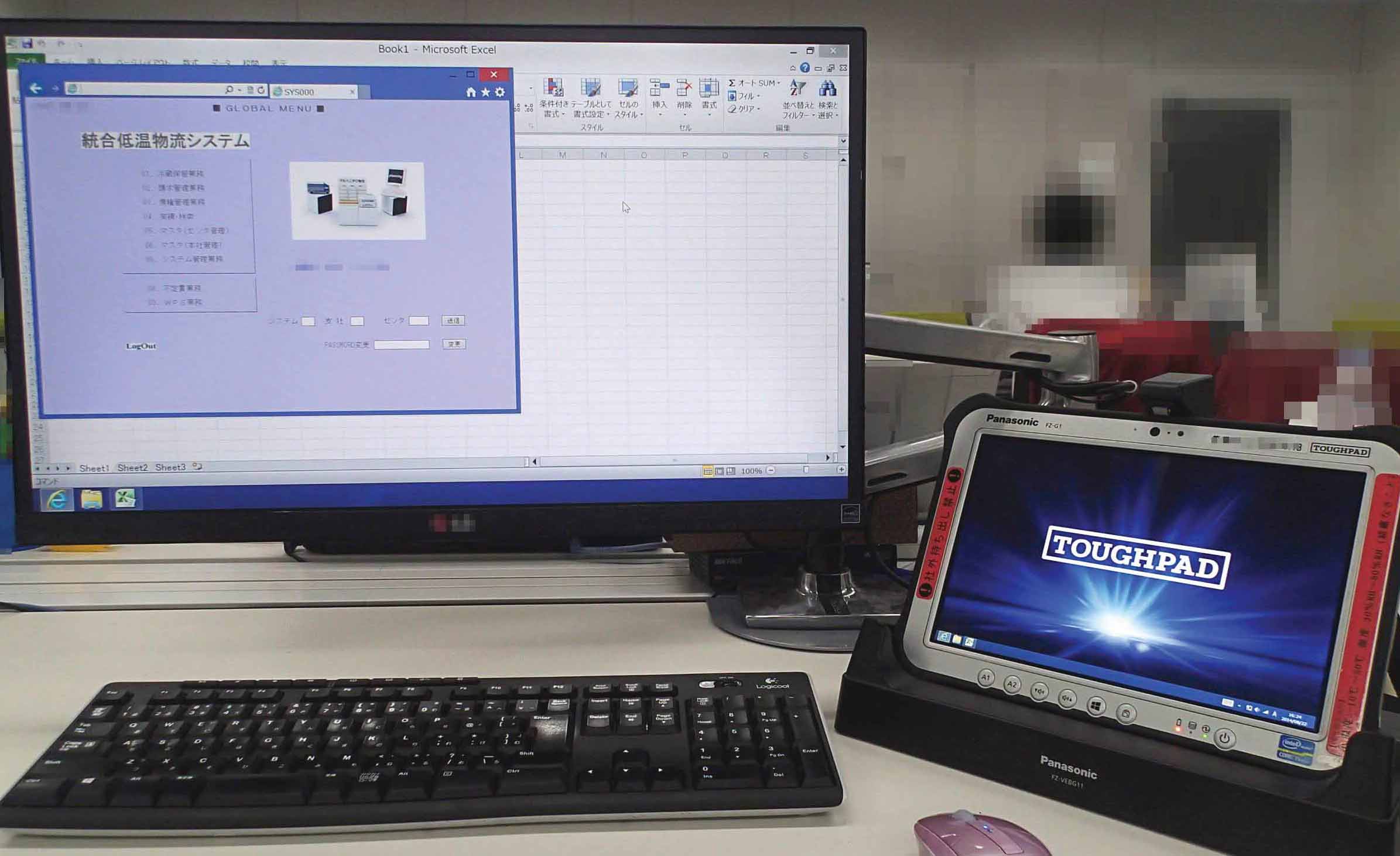 写真：オフィスではクレードルに挿してデスクトップPCとしても活用できます。