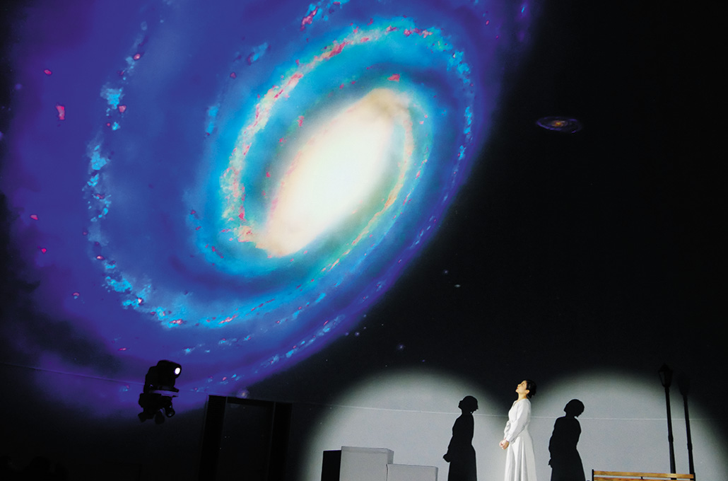 写真：床からドーム天頂にかけて空間全体を包み込むように 最大8Kの高解像度映像が投写される（DOME1）
