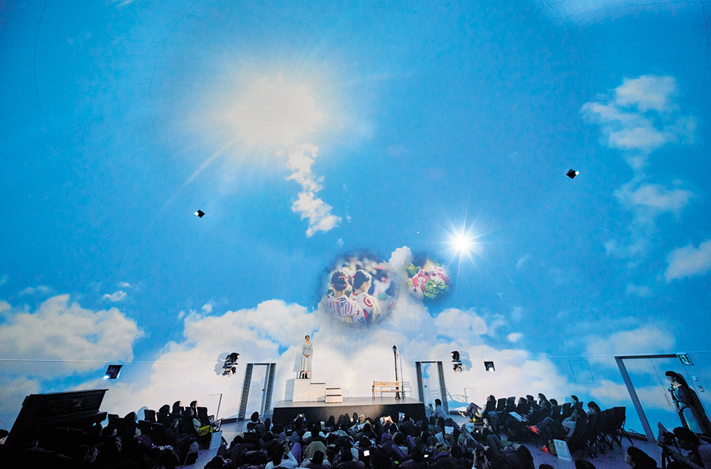 写真：高輝度プロジェクターによりこれまでにない没入感を体験できる（DOME１）