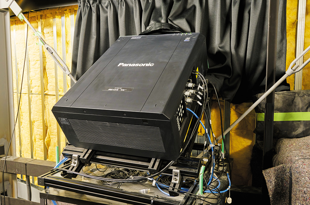 写真：4Ｋ対応の3チップDLP®方式プロジェクター PT-RQ13KJ