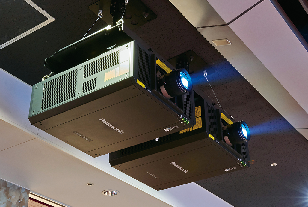 写真：2台設置されたPT-RZ21KJ