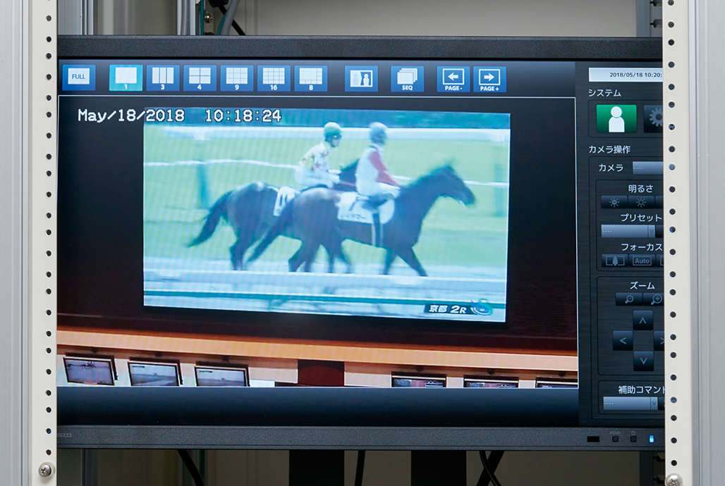 写真：8階の大型映像操作室