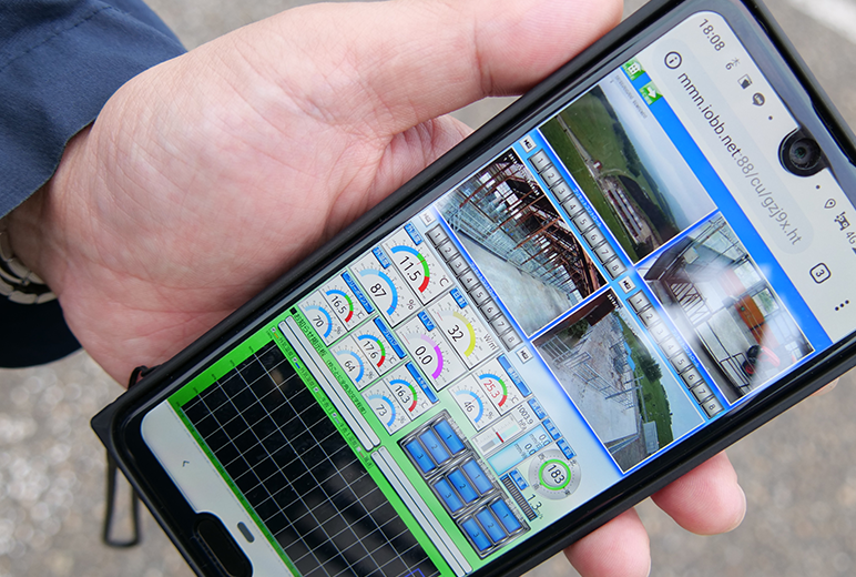 写真：外出していてもスマートフォンから牛舎の様子やデータが確認可能
