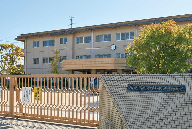 写真：総社中央小学校建物外観