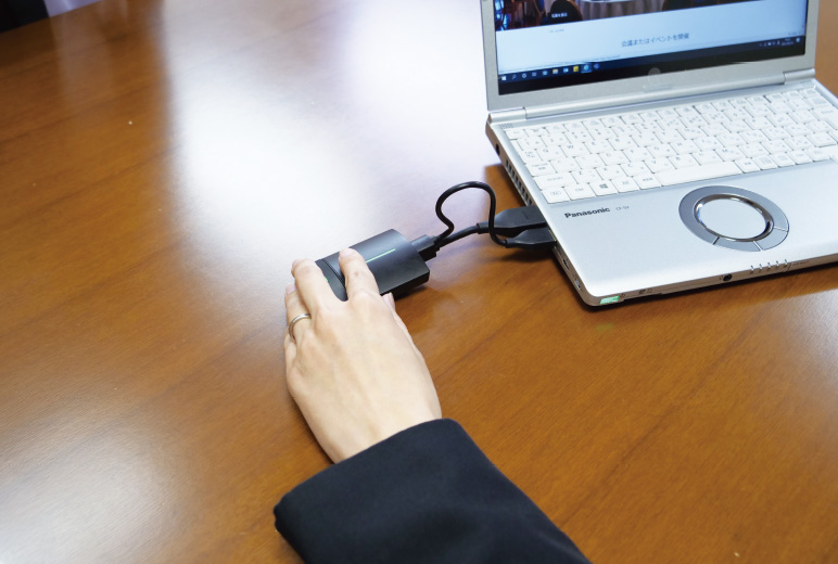 写真：PCのHDMI端子にPressITの送信機を接続
