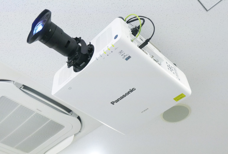 写真：レーザープロジェクターPT-RCQ10