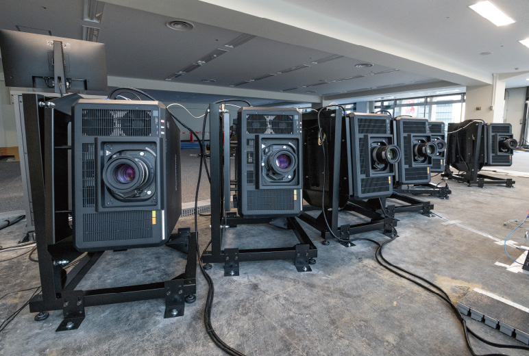 写真；6台のPT-RZ34KJは松岡セントラルビルの6階に設置