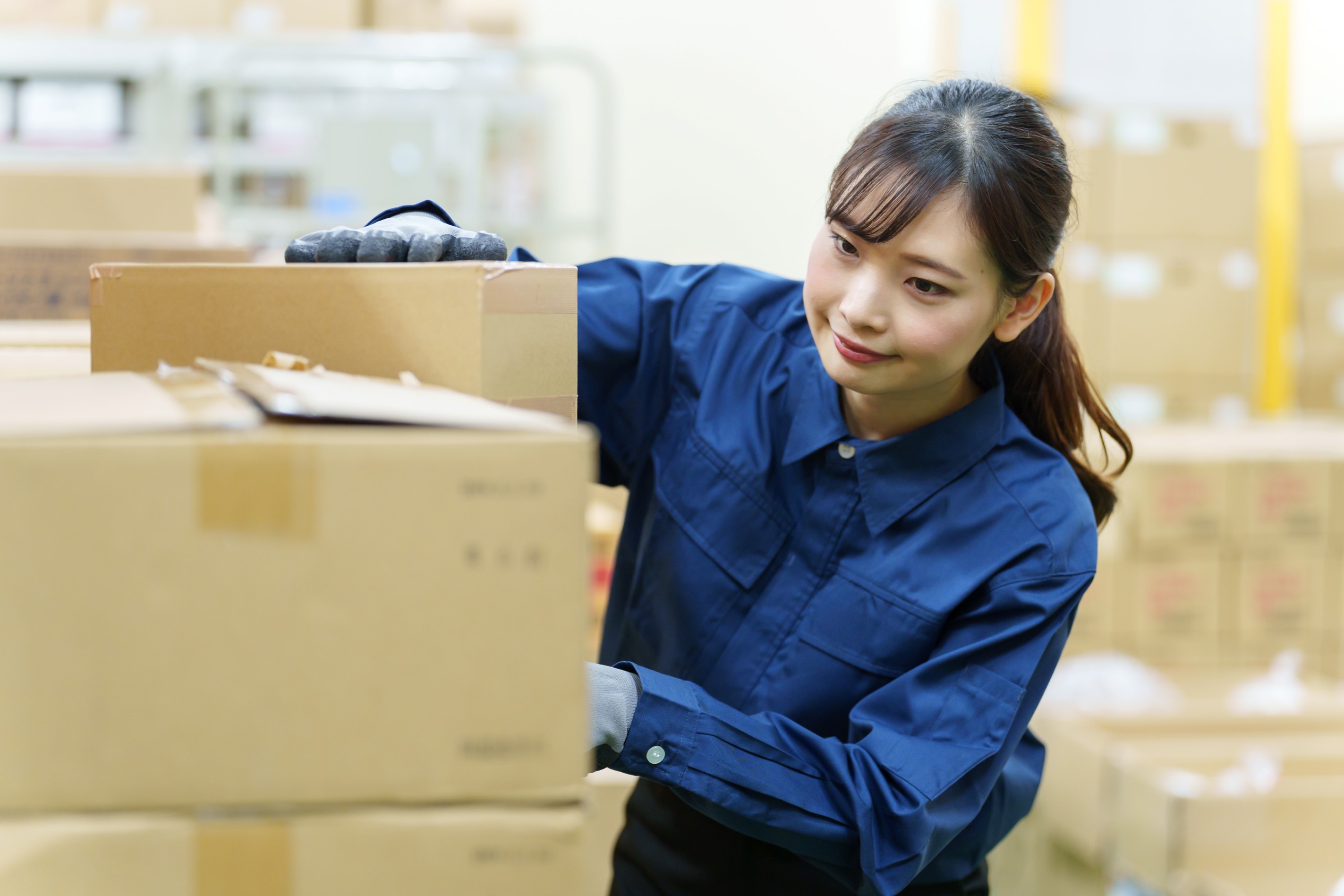 出荷量や人員が日々変動する倉庫現場に