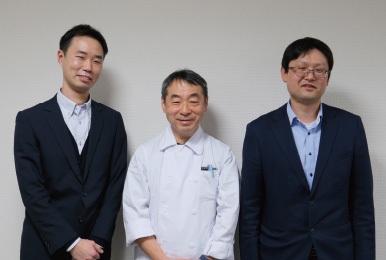 学校法人　総持学園　鶴見大学　歯学部　歯内療法学講座　教授　歯学博士　山崎 泰志様（写真中央）　学校法人　総持学園　鶴見大学　鶴見大学短期大学部　教務事務部　歯学部教務課　グループリーダー　小嶋 僚平様（写真右）　チームリーダー　髙橋 誠様（写真左）　※所属は取材時のものです