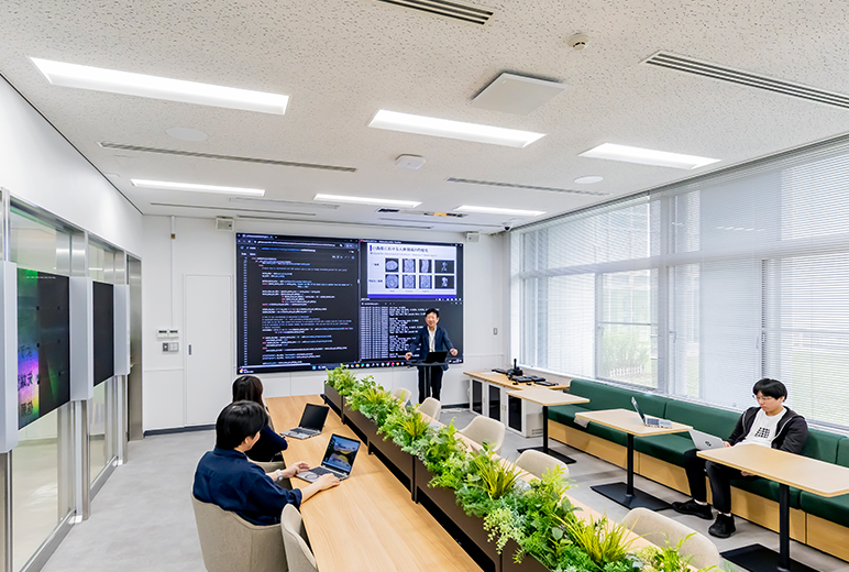 天井に設置されたシーリングマイクで、教員はもちろん、学生同士の対話もクリアに収音。