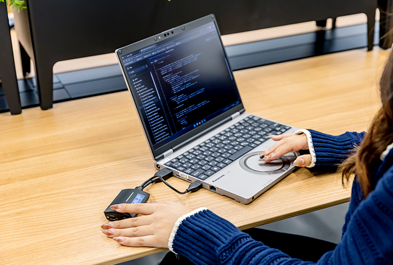 レッツノートを貸し出し、ワンクリックでPCからスクリーンへ資料共有が可能なPressITも用意。