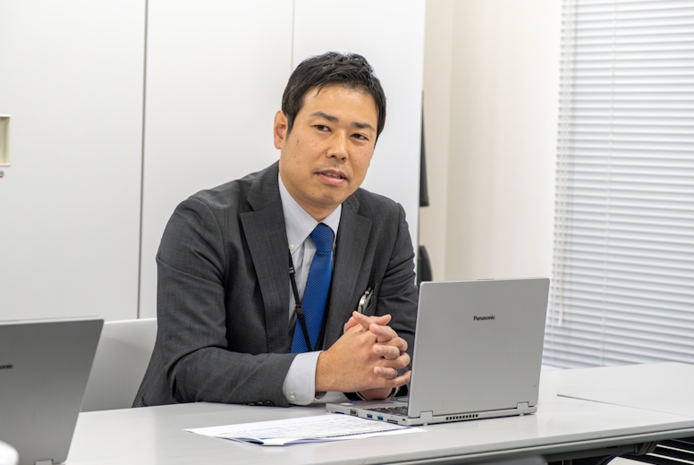 営業統括部　第二営業部　課長　福田氏「営業にとってのモバイルパソコンは、最も重要な仕事道具であり相棒。今後も時代のニーズに合わせたモノづくりを期待しています」