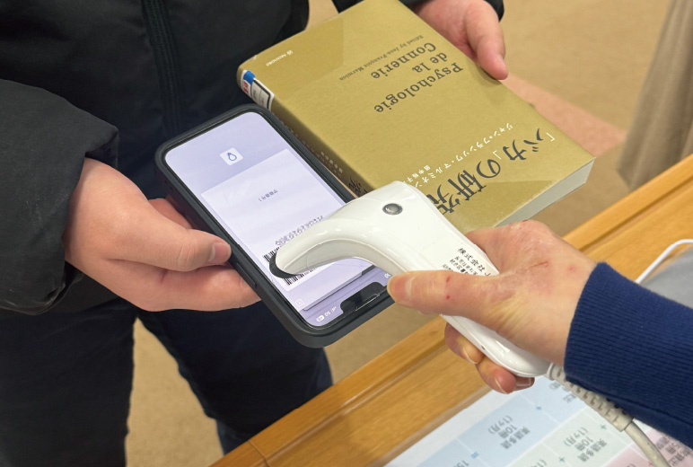 図書館で書籍を借りる際はMyiDにバーコードを表示して読み取り。